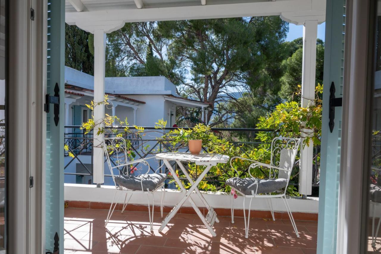 Odyssey Suites Poros Town Екстер'єр фото