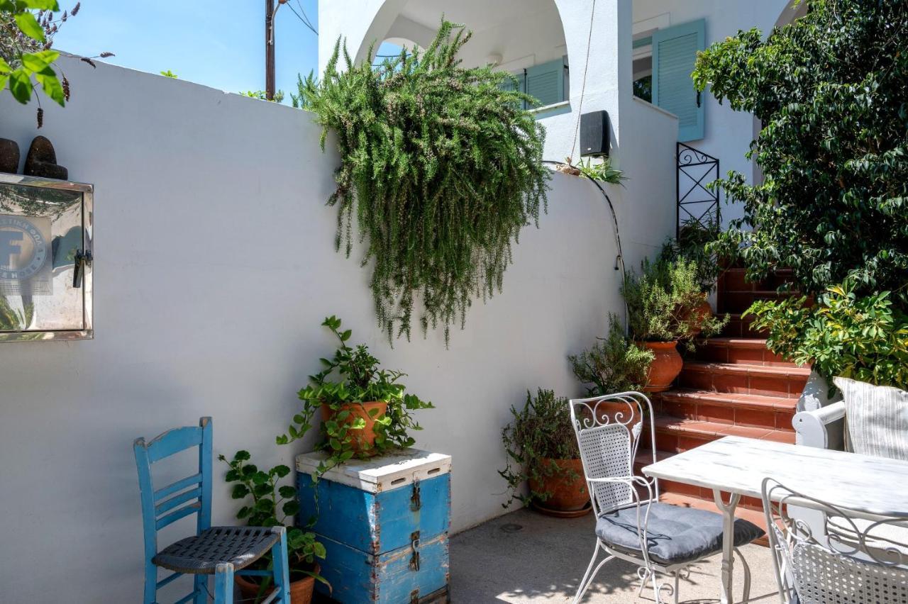 Odyssey Suites Poros Town Екстер'єр фото