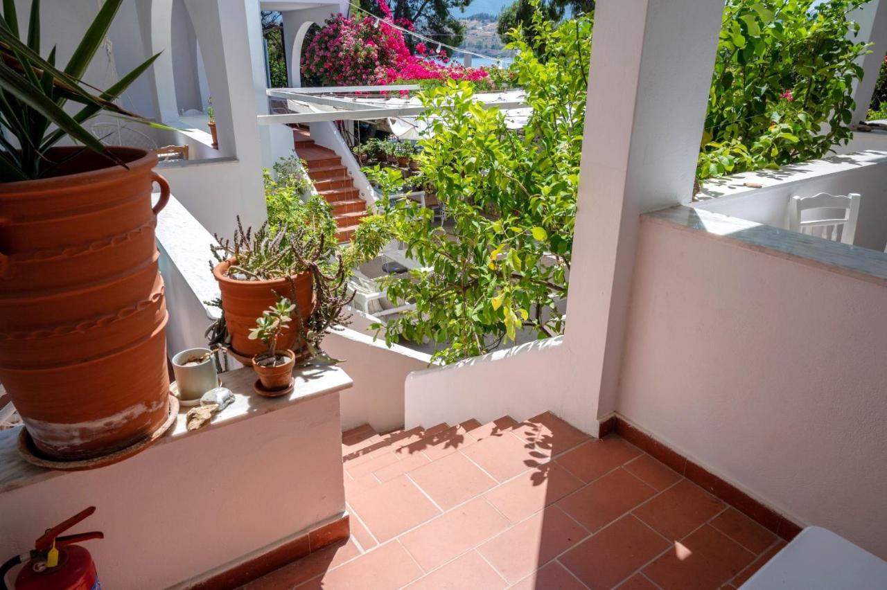 Odyssey Suites Poros Town Екстер'єр фото