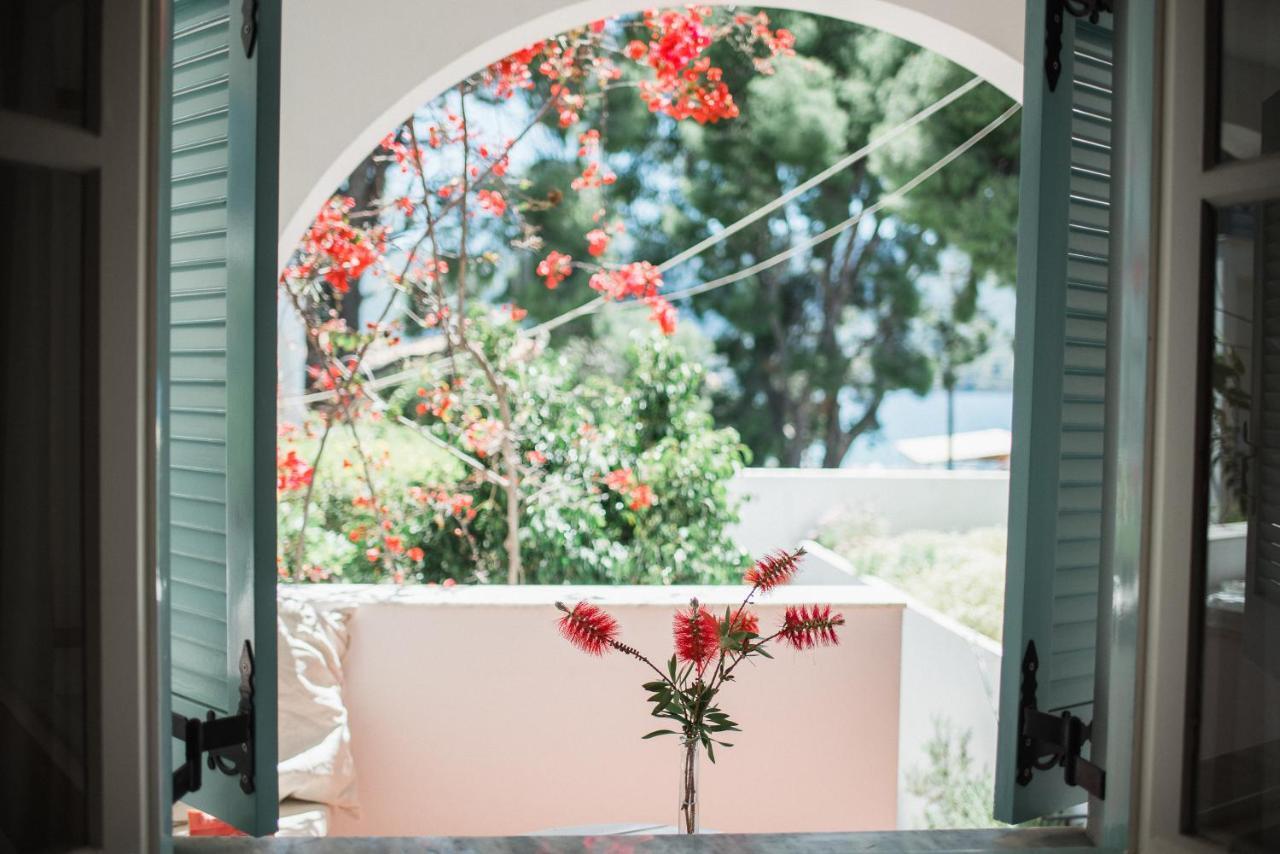 Odyssey Suites Poros Town Екстер'єр фото